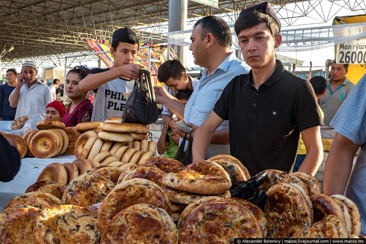 Что едят узбеки. Узбекская еда. Лепешки узбекские на рынке. Узбекские лепешки на базаре. Узбекистан рынок.