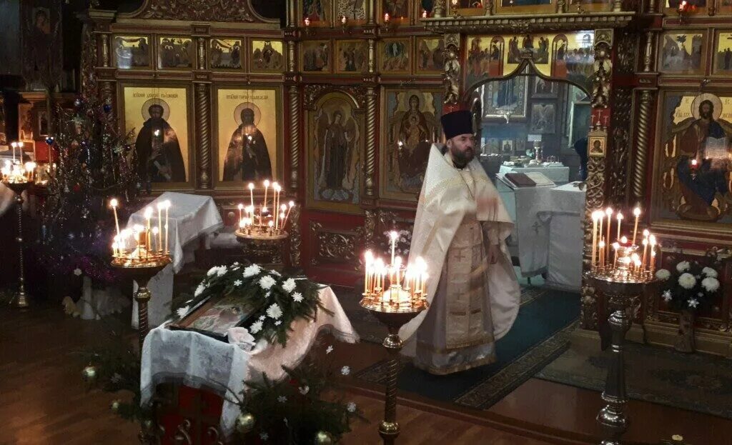 поклоны в храме. земной поклон как делать. земной поклон в храме. покаянный канон служба спасения. поклонение в храме.