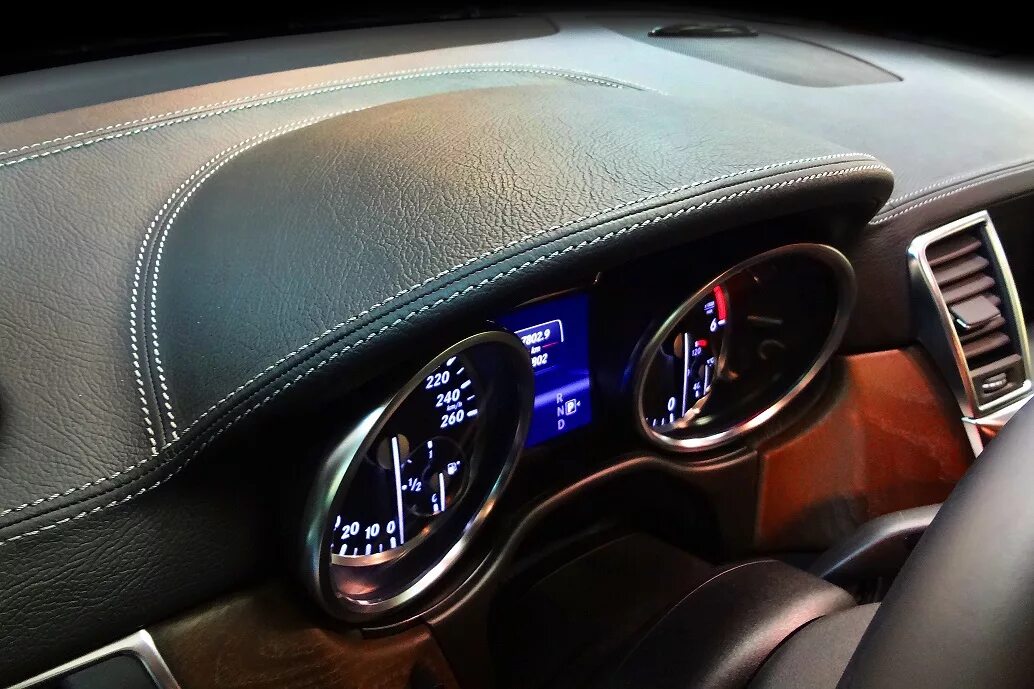 Audi q7 exclusive concept v12. панель салона авто. перетяжка панели опель астра. обшивка панели авто. виниловая пленка для салона авто.