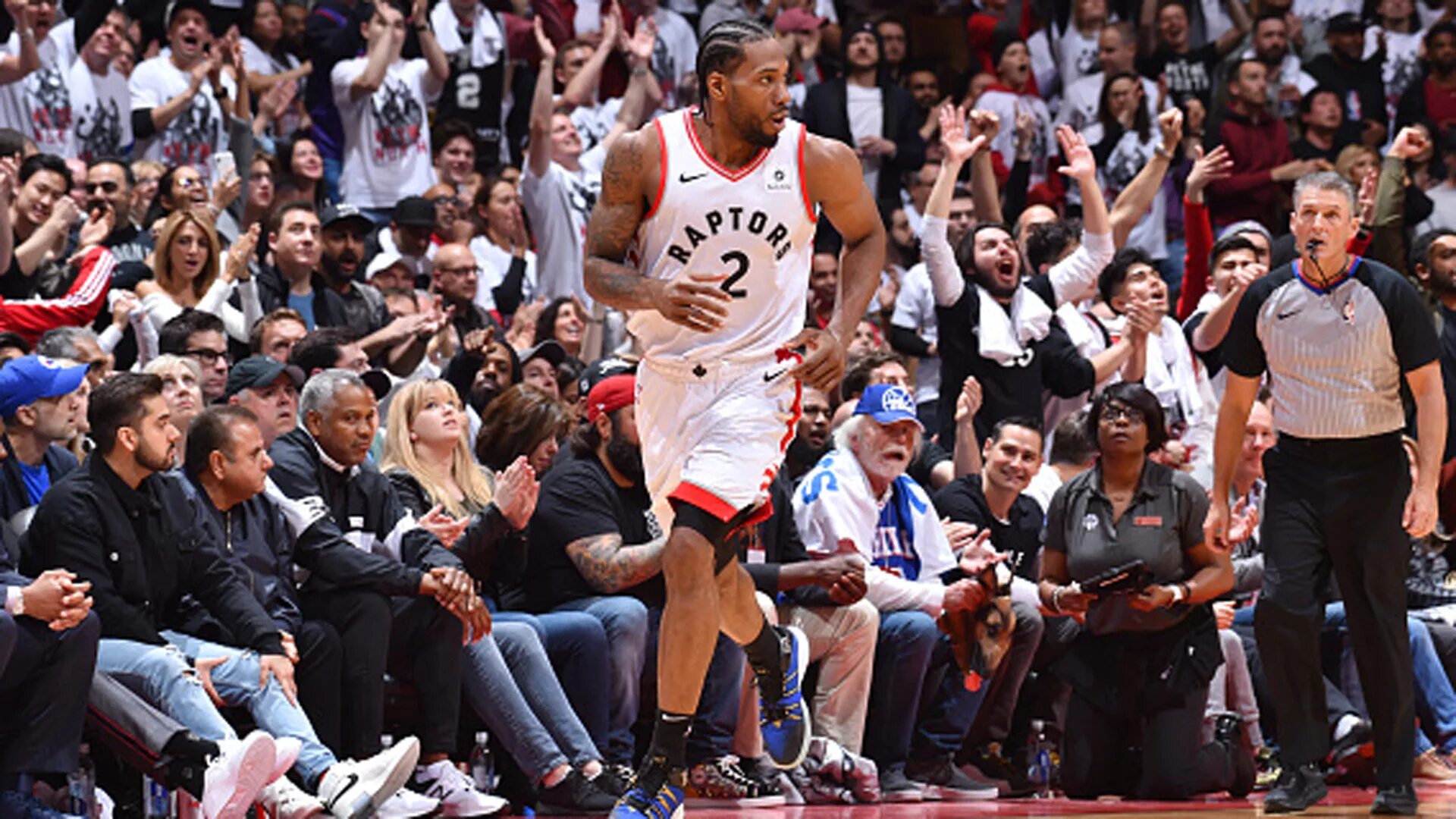 Победный момент. Победный момент. Победный момент. Kawhi leonard toronto philadelphia. Футболист радуется.