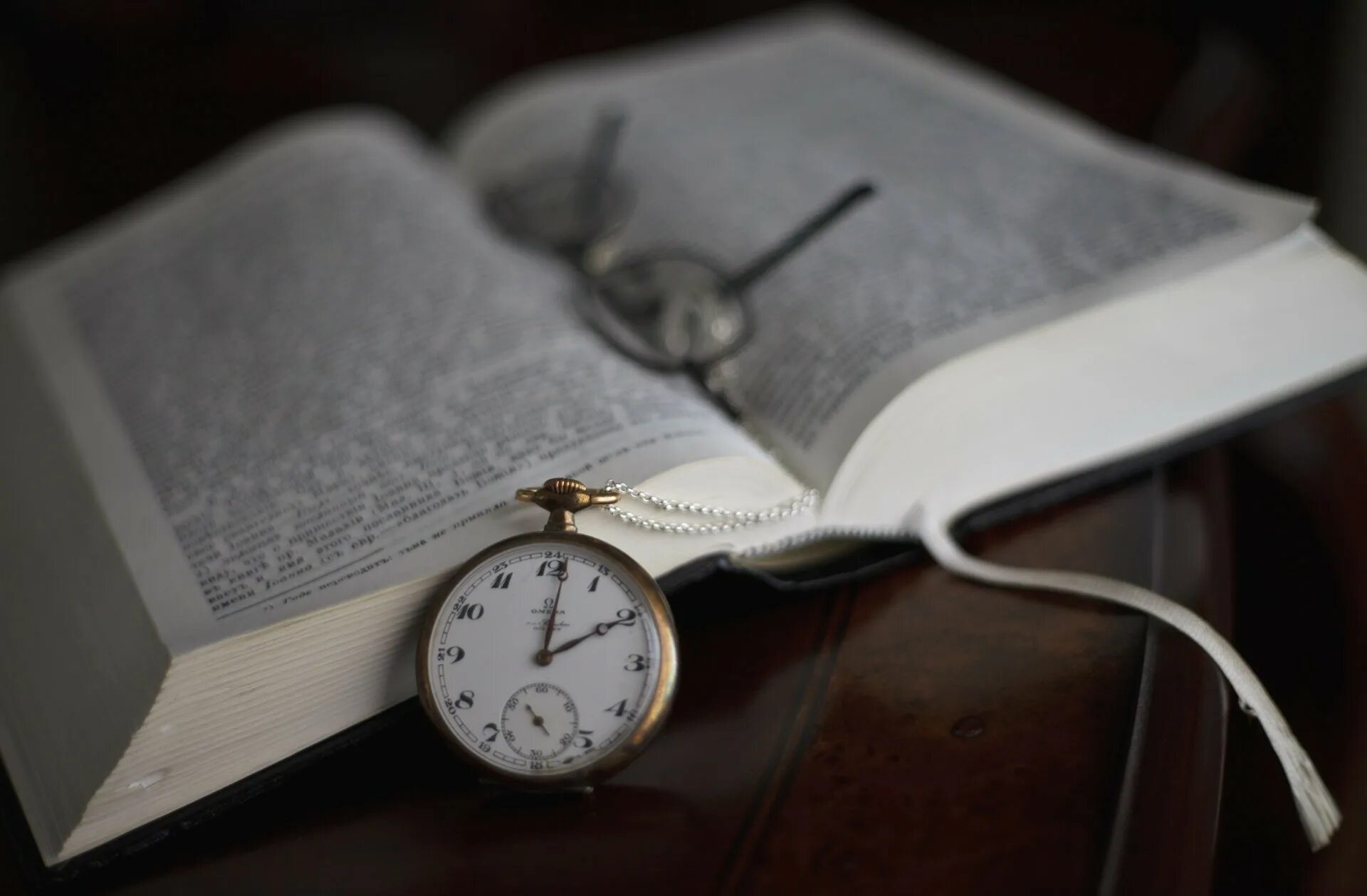 Книги. Книга и часы. Часы книжка. Фон часы и книги. Время назад книга