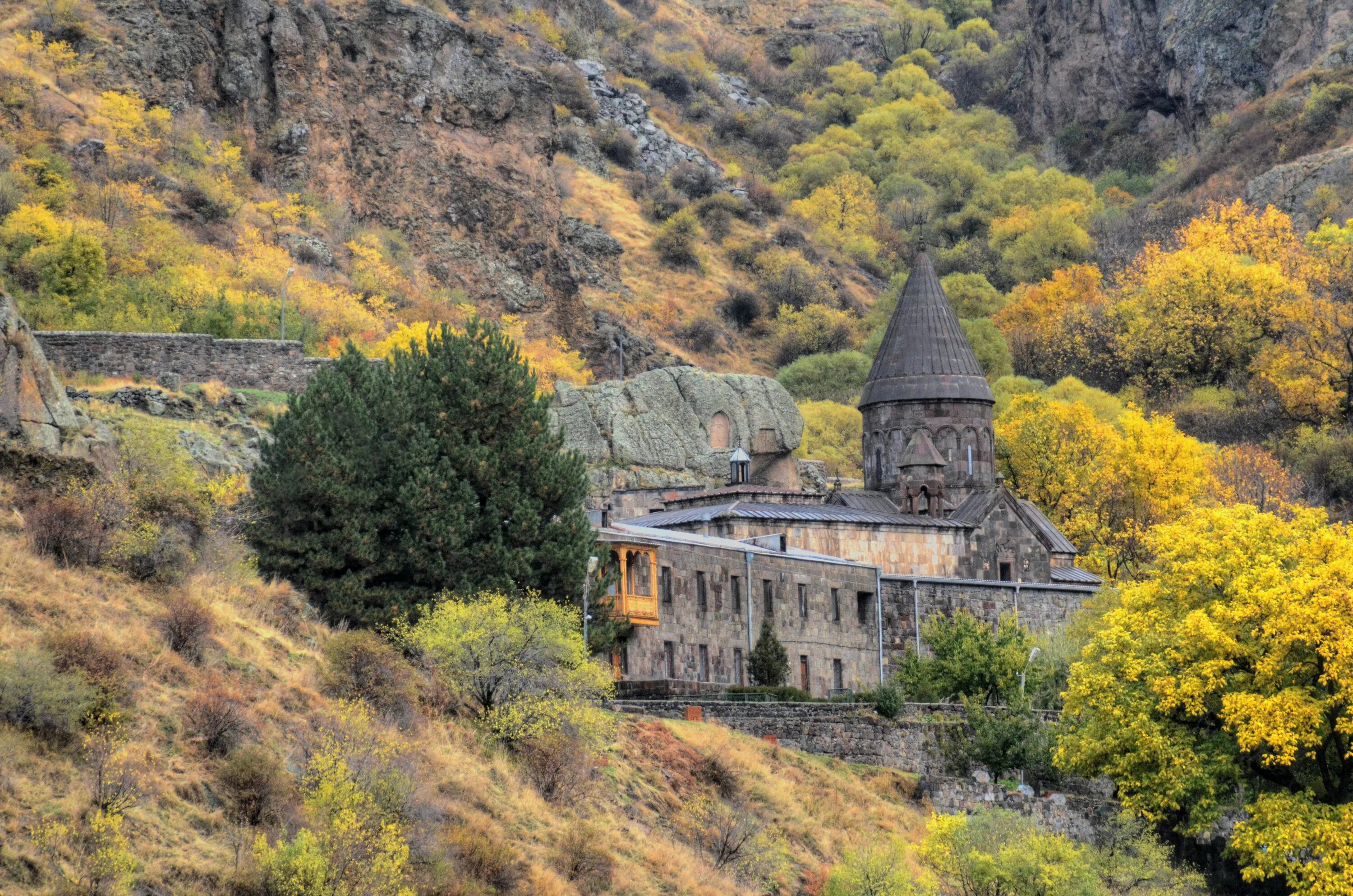 Монастырский комплекс Гегард. Гарни Гегард Армения. Гехард монастырь Армения. Гарни Гегард в Армении Церковь. Ереван сентябрь