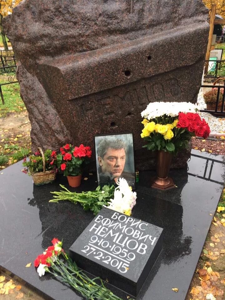 могила бориса немцова на троекуровском кладбище. немцов кладбище. немцов кладбище. могила немцова 2022. троекуровское кладбище могила немцова.