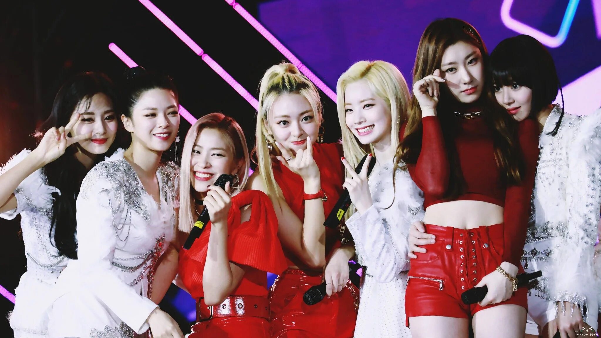 Itzy blackpink. Twice and itzy. itzy x twice. твайс участницы 2025. группа itzy 2025.