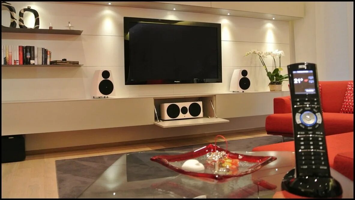 Bowers wilkins домашний кинотеатр. Тандем колонки и телевизоры. Тандем колонки и телевизоры. Гостиная с телевизором. Yamaha nx n500 walnut.