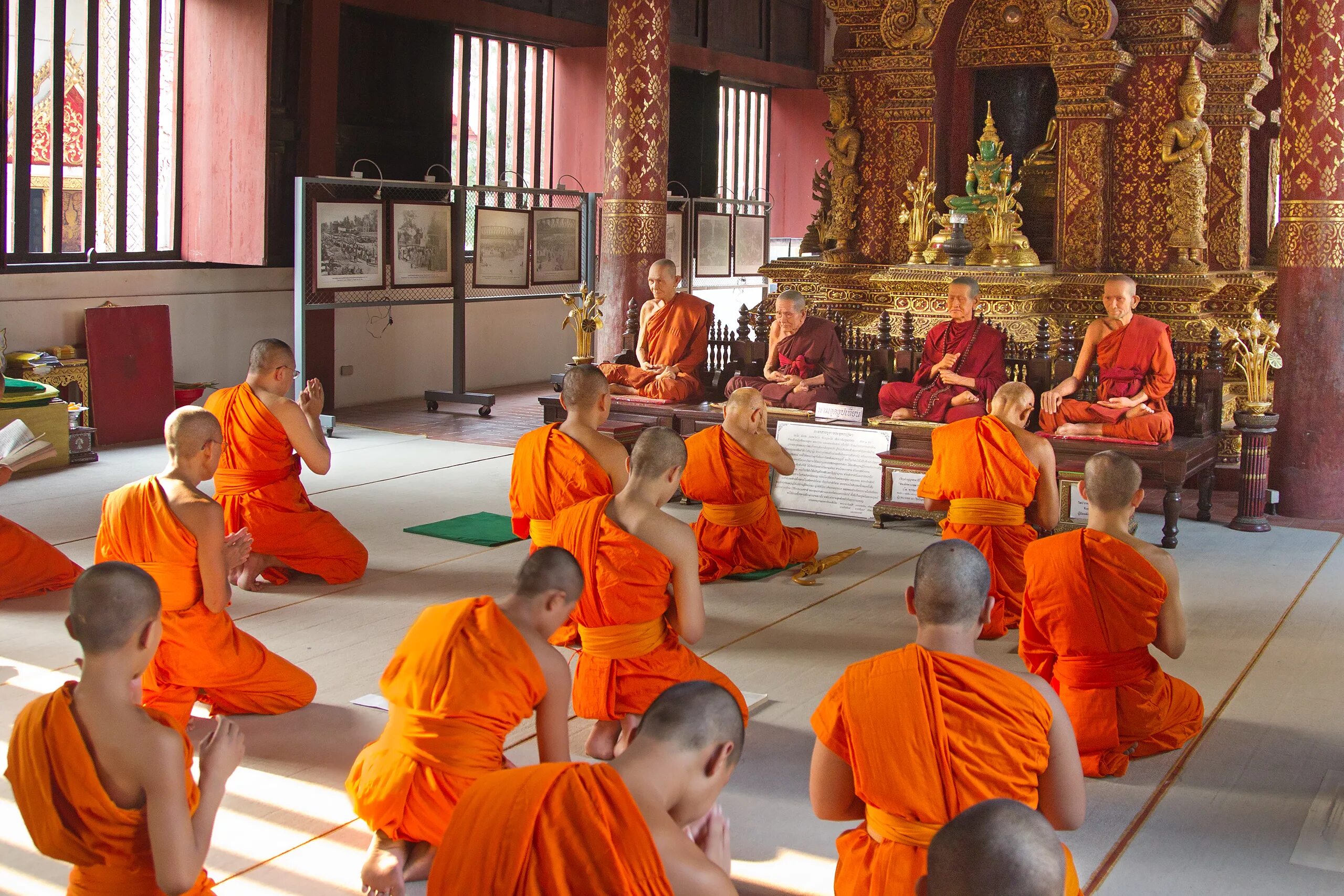 Что такое буддисты. Тхеравада-хинаяна. Буддизм Тхеравада /хинаяна Будда. Тхеравада и махаяна. Тхеравада махаяна ваджраяна.