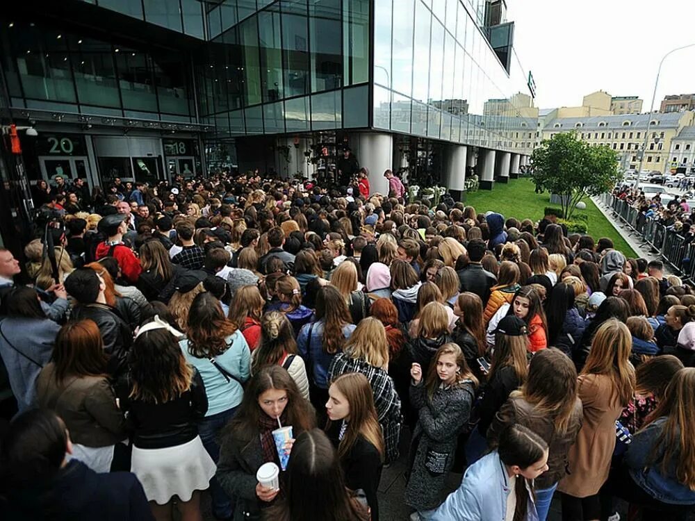 толпа очередь. часы пик в московском метро. люди в очереди. очереди в гипермаркетах. очередь в парк.