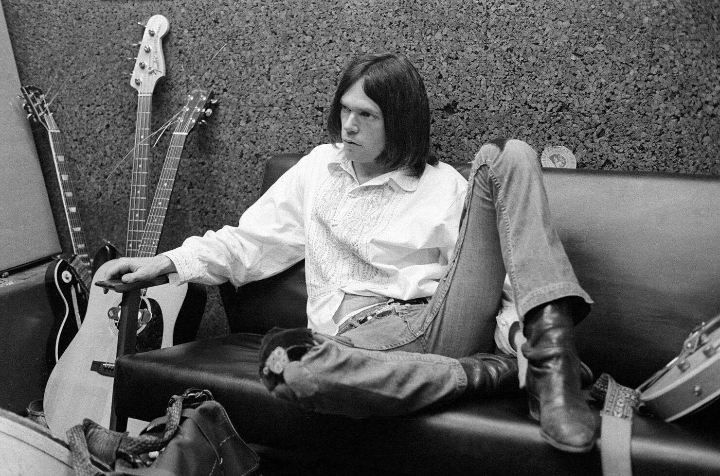 Martin was in a hurry as he. Neil young в молодости. Neil young 1970. After the Gold Rush Neil young. Neil young after the Gold Rush 1970.