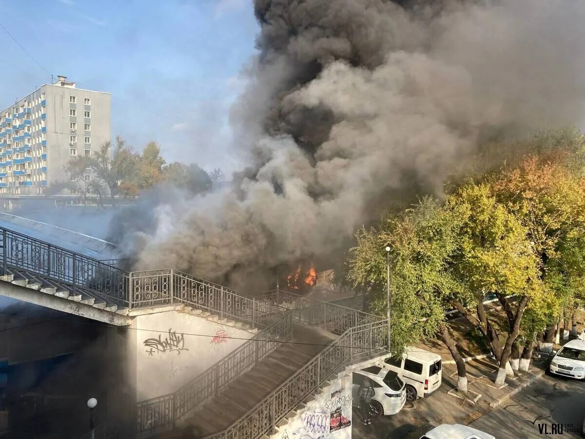 Пожар во владивостоке. Пожар во владивостоке сейчас. Пожар в сбербанке владивосток 2006. Фотография некрасовская 25 пожар. Владивосток горит.