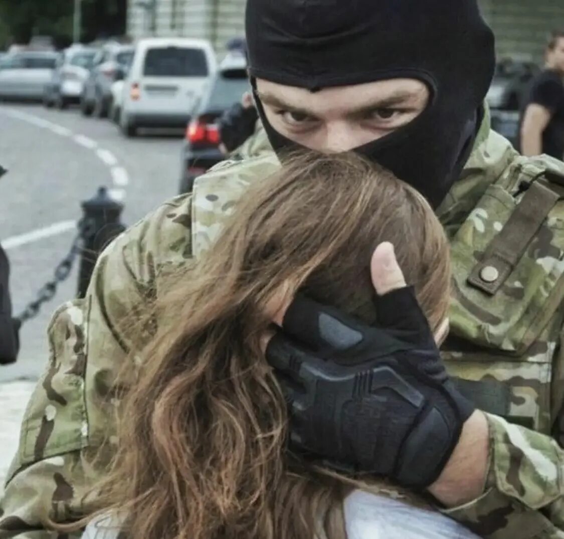 Девушка влюбляется в террориста. Девушка спецназовец. девушки в спецназе. спецназовцы обнимаются. спецназовец с девочкой.