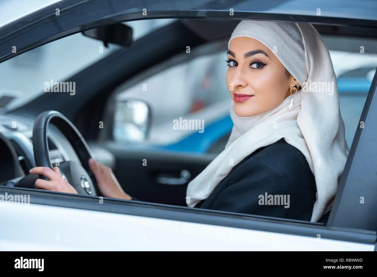 Машина мусульманина. Мусульманка за рулем. Мусульманка водит машину. Девушка мусульманка за рулем. Красивая мусульманка в машине.