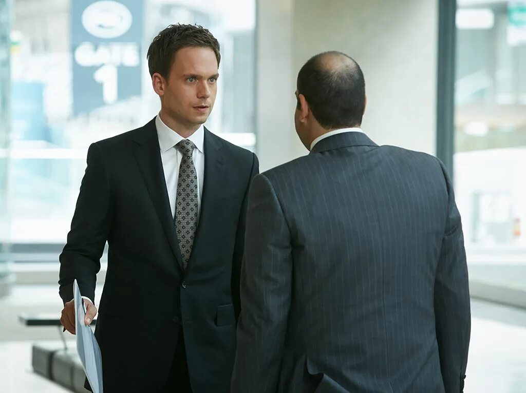 Suits seasons. Майк Росс Форс мажоры. Форс мажоры Сидвелл.