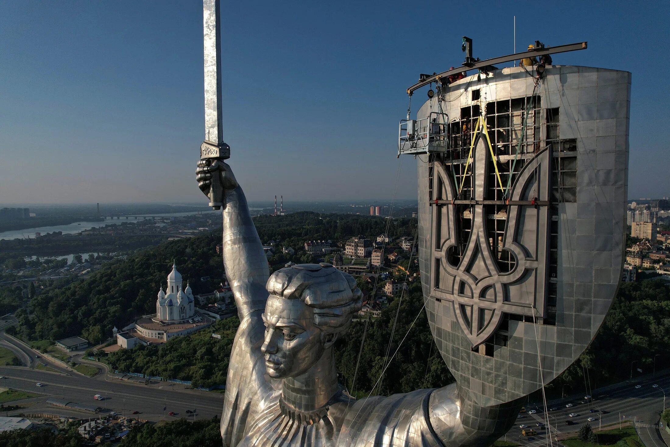 Монумент Родина мать в Киеве. Статуя Родина мать в Киеве. Родина-мать Киев 2023. Родина мать Киев 2020.