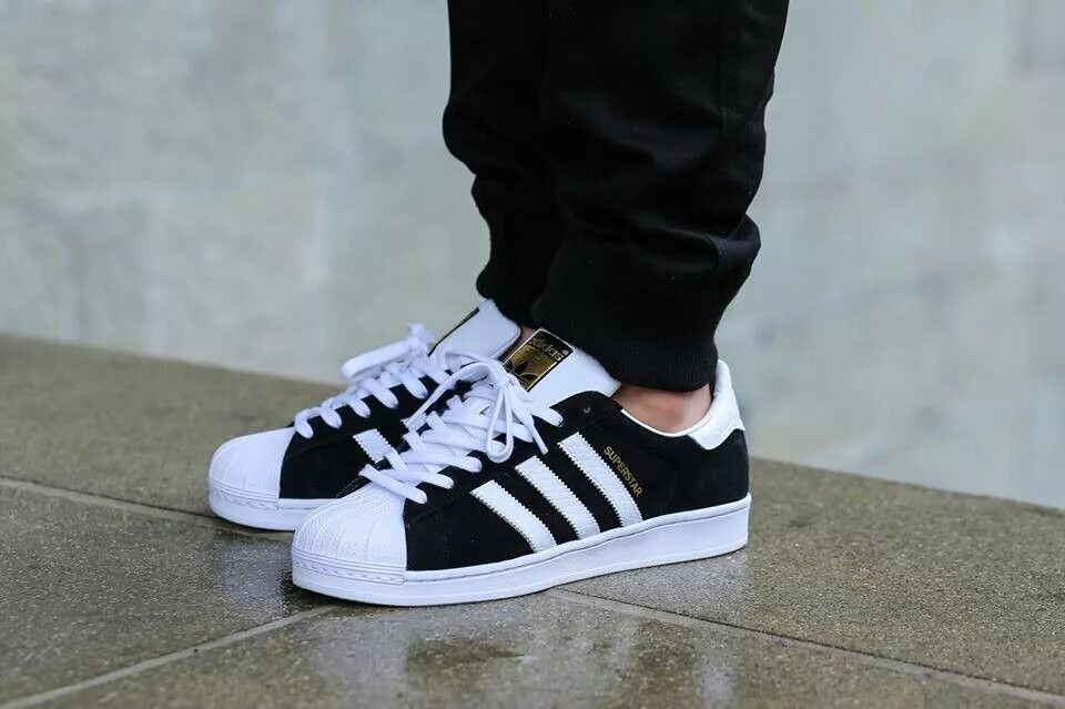 Суперстар 18.11 2023. Adidas Superstar Black White. Кроссовки адидас суперстар черные. Кеды адидас суперстар мужские черные. Кеды адидас суперстар черные.