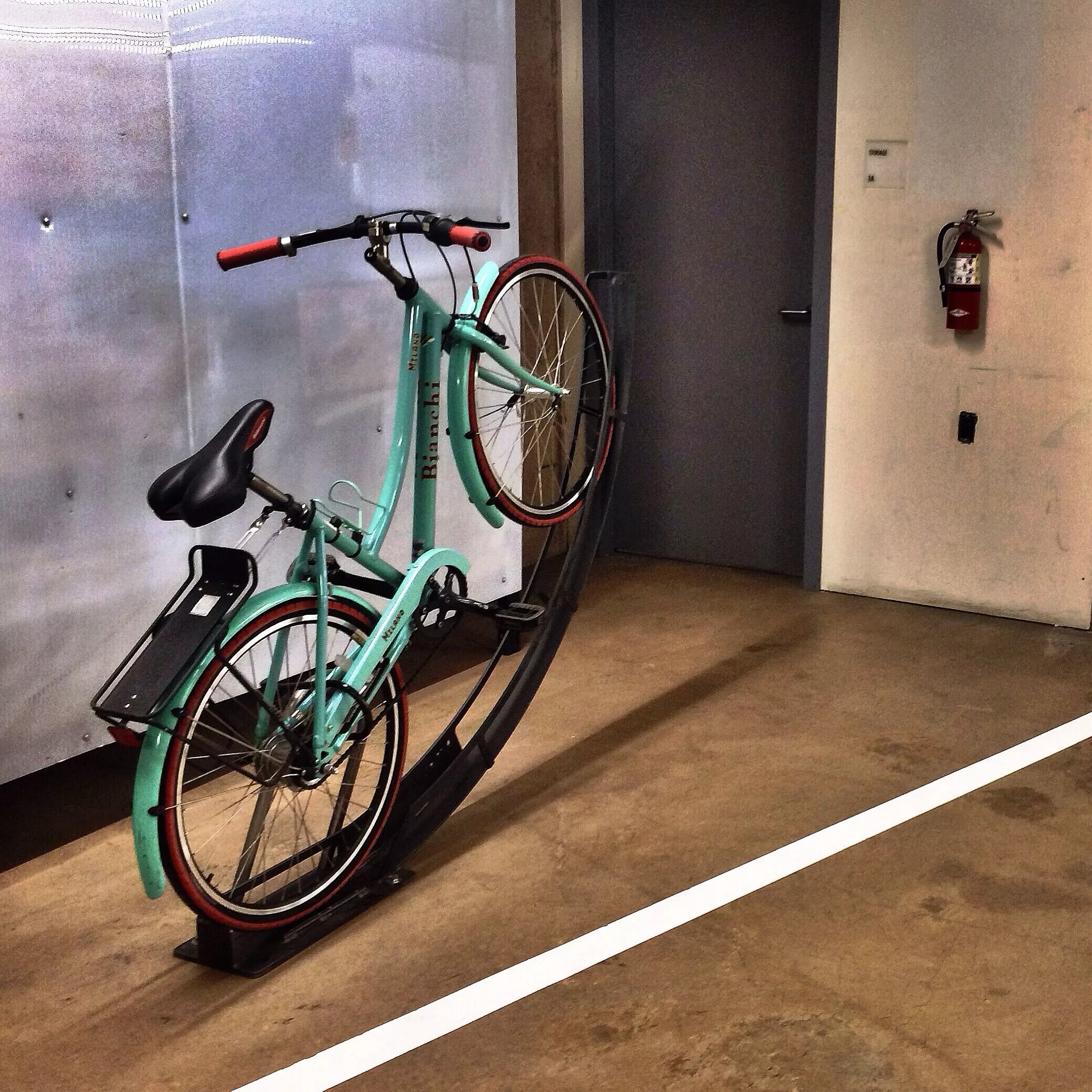 Выкаченный велосипед. Крепление для велосипеда в подъезде. Велосипед в коридоре. Держатели для велосипедов в подъезд. Велосипед в квартире.