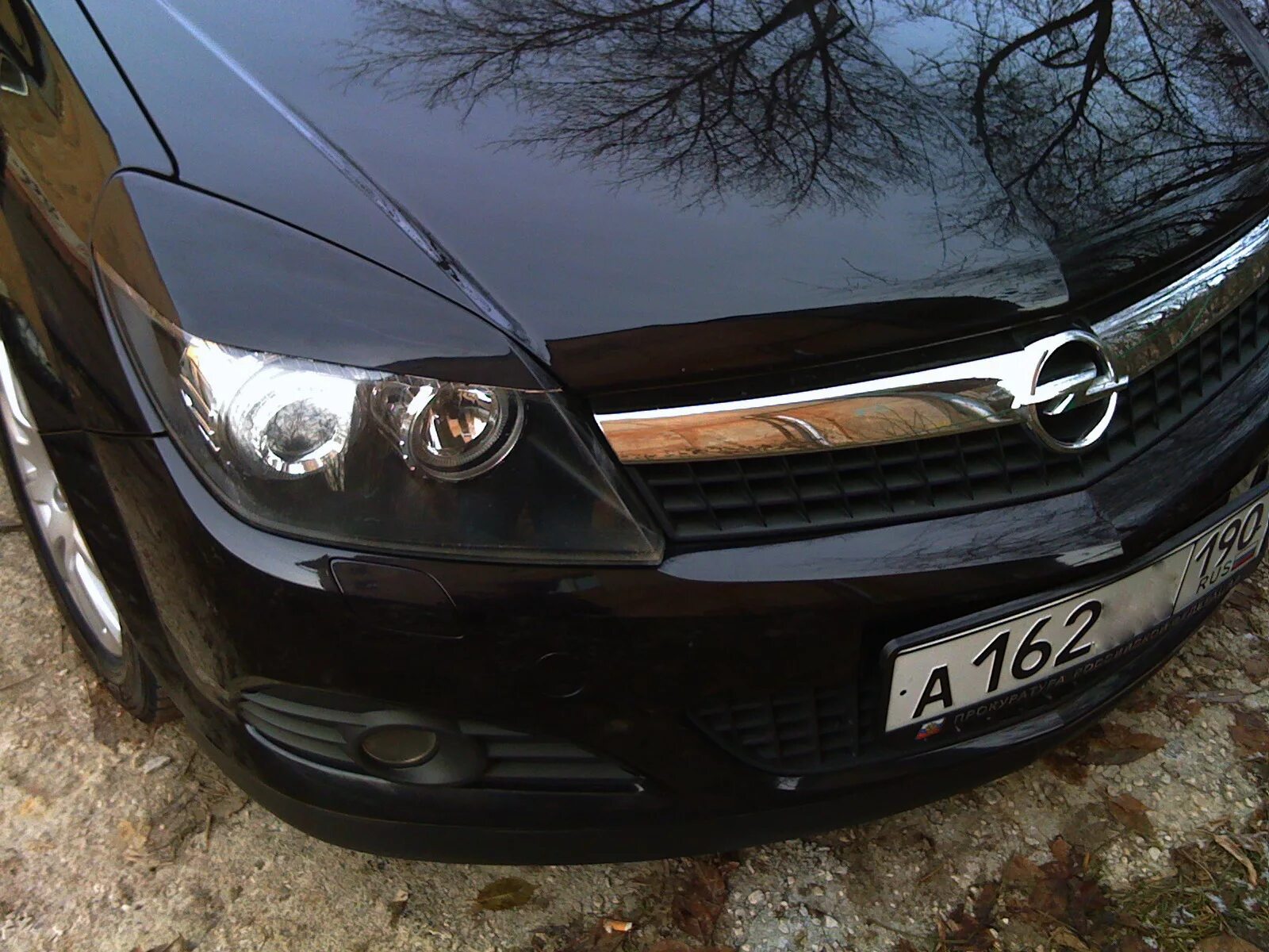 Реснички опель. Ресничка противотуманки opel astra h 2004. Опель вектра а накладки на фары. Astra h gtc реснички. Opel astra h реснички.
