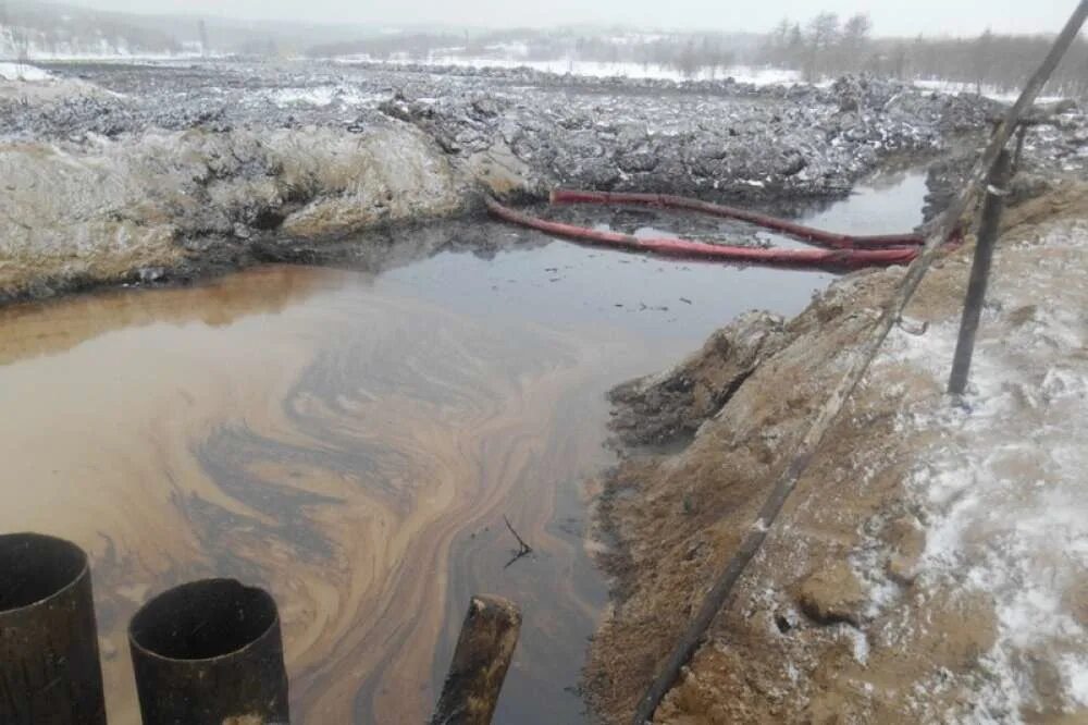 Разлив нефтепродукта на почву. Разлив нефтепродуктов или розлив. Разлив нефтепродуктов или розлив. Разлив мазута. Розлив или разлив как правильно писать.