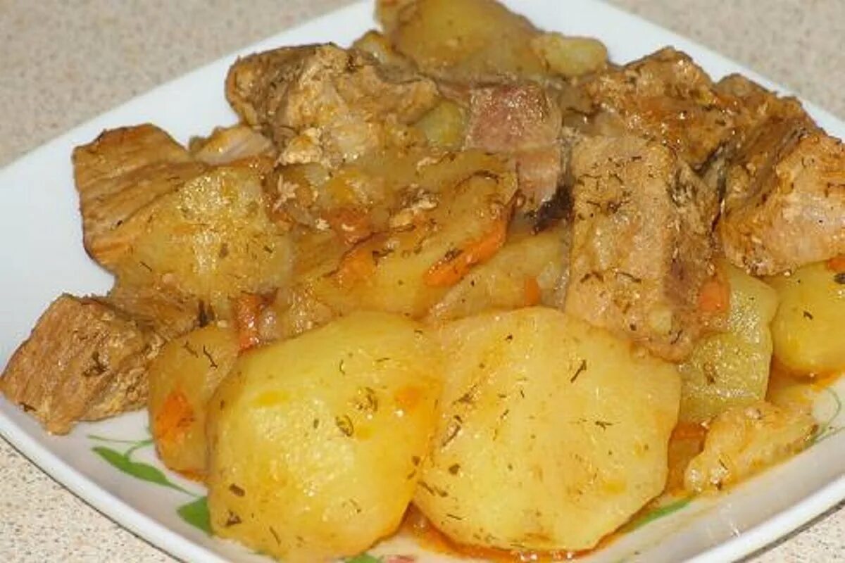 Тушеная картошка. Картошка с мясом. Тушёный картофель с мясом в мультиварке. Тушёная картошка со свининой.