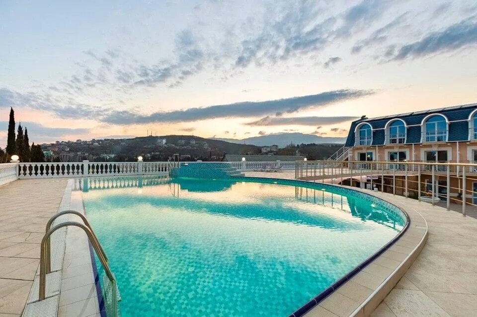 Центр оздоровления неумывакина в крыму. Неумывакин крым оздоровительный. Здравница неумывакина в крыму. Оздоровительный центр крым. Алушта малореченское неумывакина санаторий.