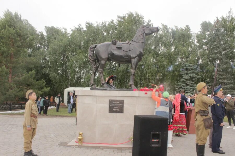 Памятник монгольским лошадям на поклонной горе в москве. Памятник конный кабанбай. Памятник лошади в москве. Открытие памятника кони. Открытие памятника кони.