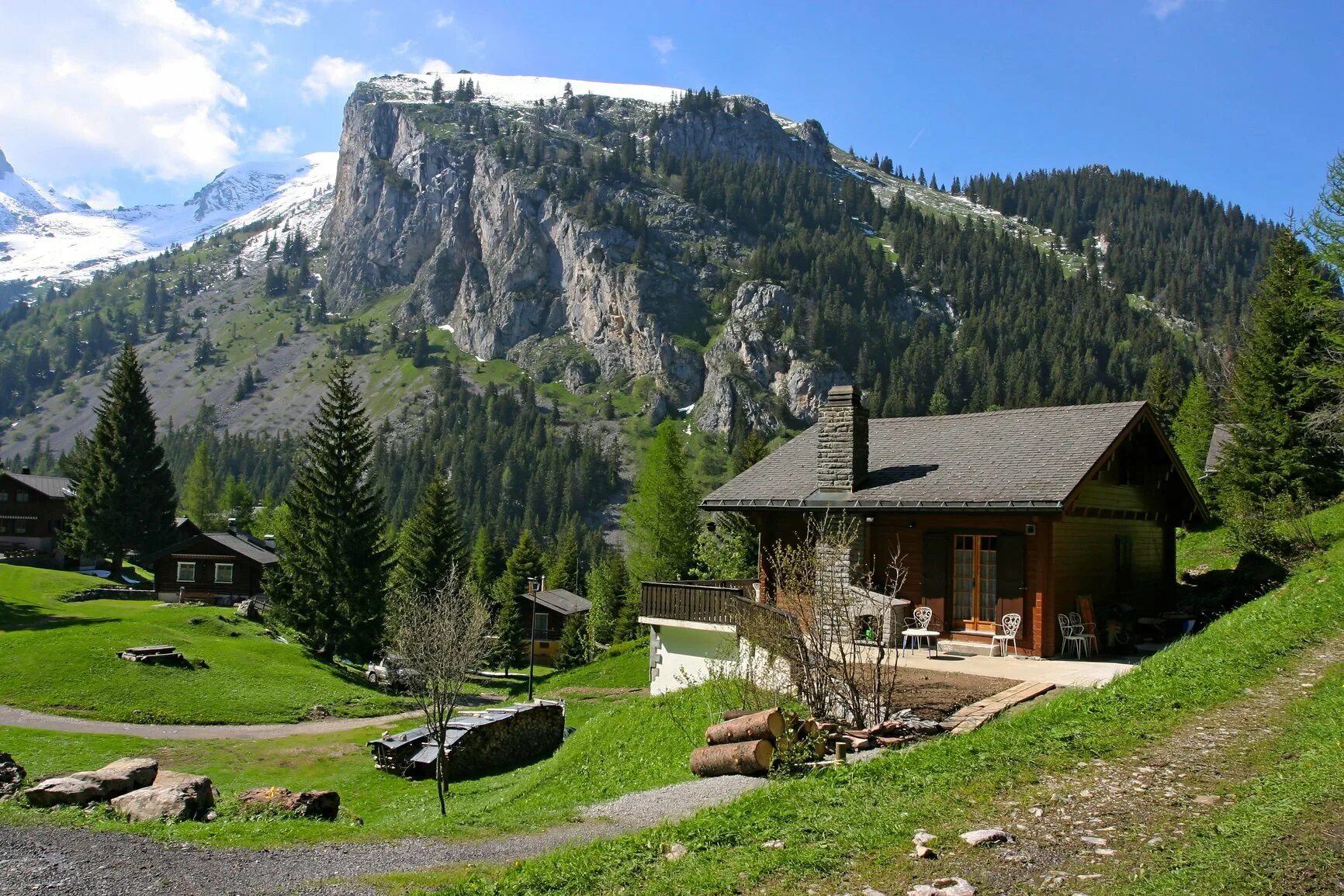 Дом дача в горах. Доломитовые Альпы Швейцарии Шале. Загородная резиденция в Альпах Швейцарии. Швейцария Горная деревушка Высокогорная. Швейцария архитектура Альпийские Шато.
