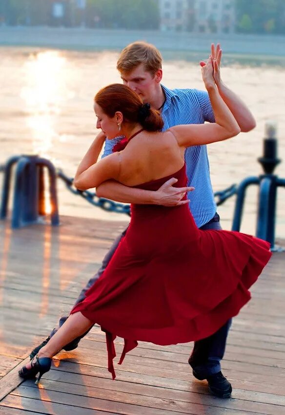 Парные танцы. Танго. Аргентинское танго. Бальные танцы на улице. Парные танцы для начинающих
