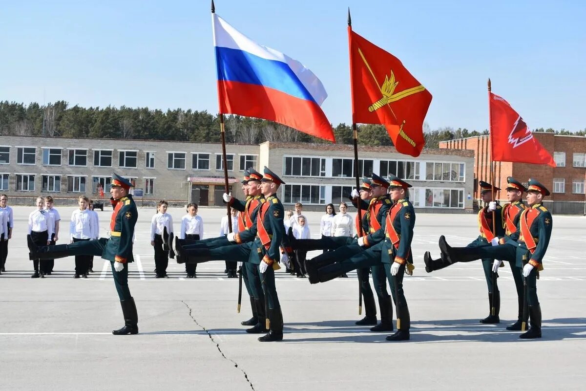 Новосибирском высшем военном командном училище нввку. Новосибирское военное командное училище. ТВВКУ Новосибирск училище. НВВКУ знаменная группа. Боевые Знамёна НВВКУ.