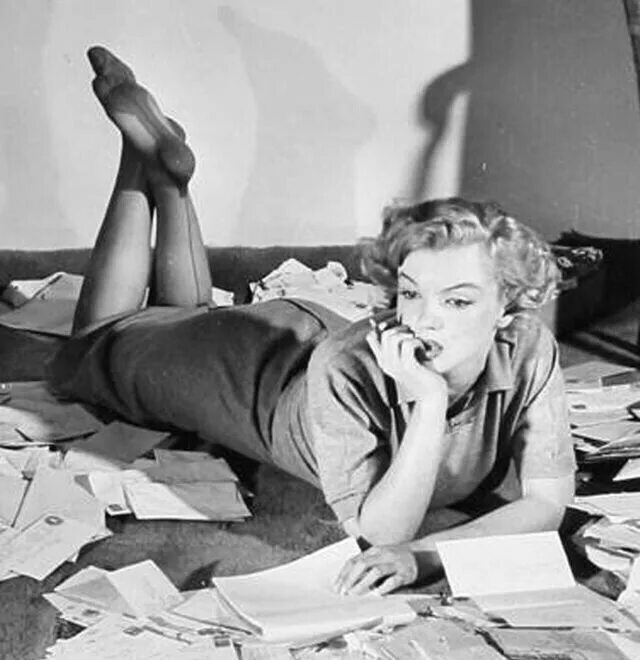 Мерилин монрл в чулках. Мэрилин монро, 1952 голая. Монро чулки. Мэрилин монро. Мерлин монро и софи лорен.