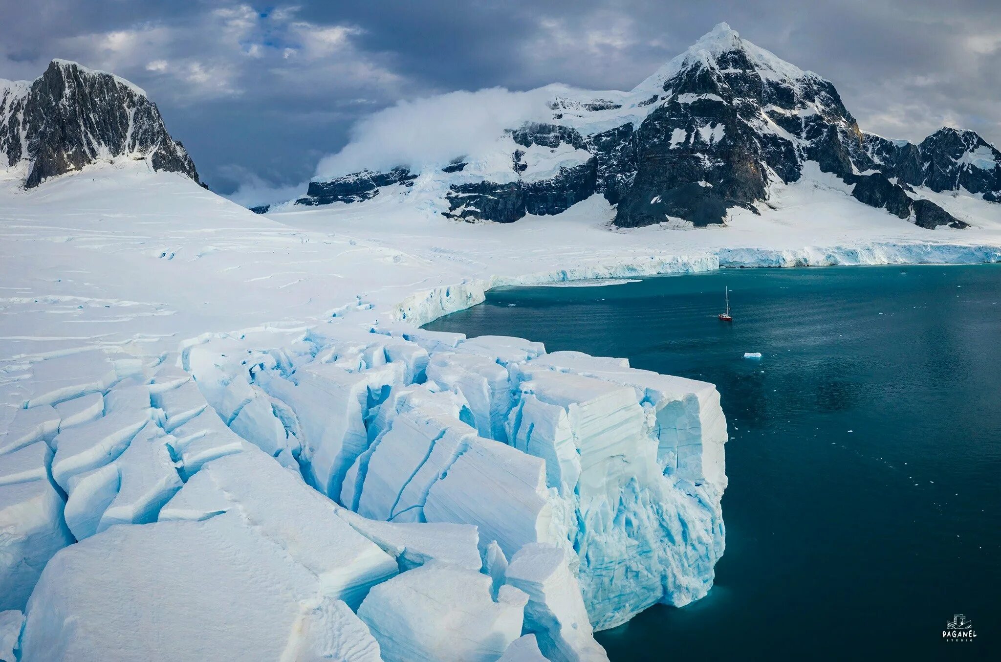 Большой остров покрытый льдами. Озеро Бонни Антарктида. Ледник Росса в Антарктиде. Ледник Биафо. Антарктида (материк) айсберги.