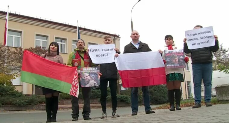 Украинские беженцы. Польский флаг на здании. Марш в польше. Правительство франции. Поляки митинг.