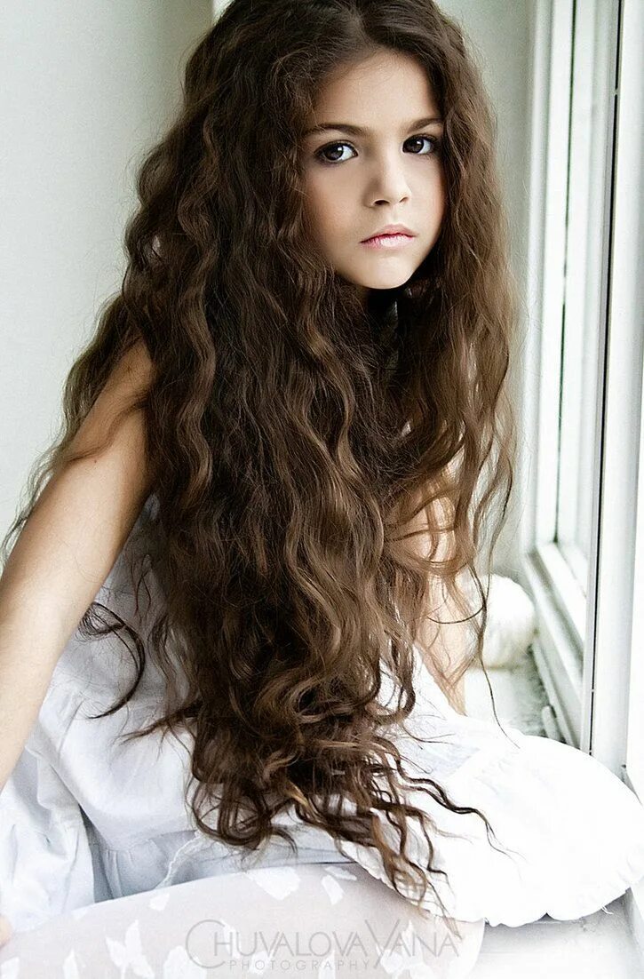 Красивый девочка длинный. Алина Мещерякова. Девочка с волнистыми волосами. Девочка с длинными волосами. Девушка с длинными вьющимися волосами.