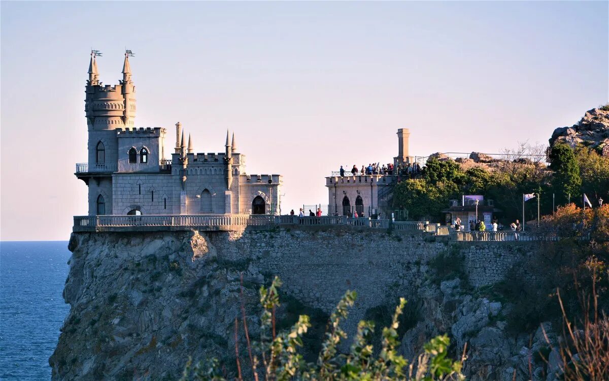 дворцы ласточкино гнездо ялта. ялта замок орлиное гнездо. ялта. ялта замок ласточкино гнездо. дворец замок ласточкино гнездо в крыму.