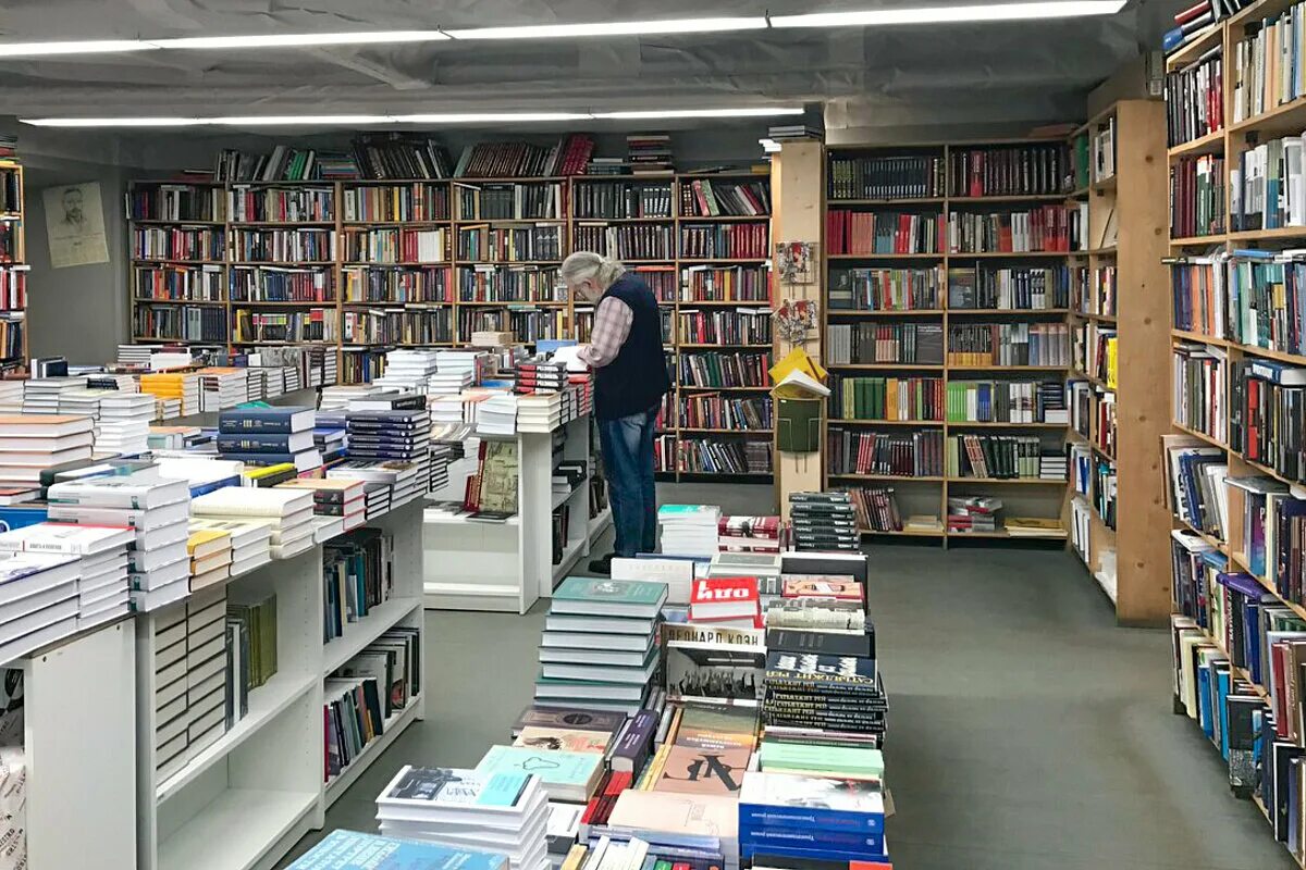Книжные магазины москвы рядом. Книжный лабиринт логотип. Оборудование для книжного магазина. Книжный магазин москва тверская. Магазин достоевский воздвиженка 1.