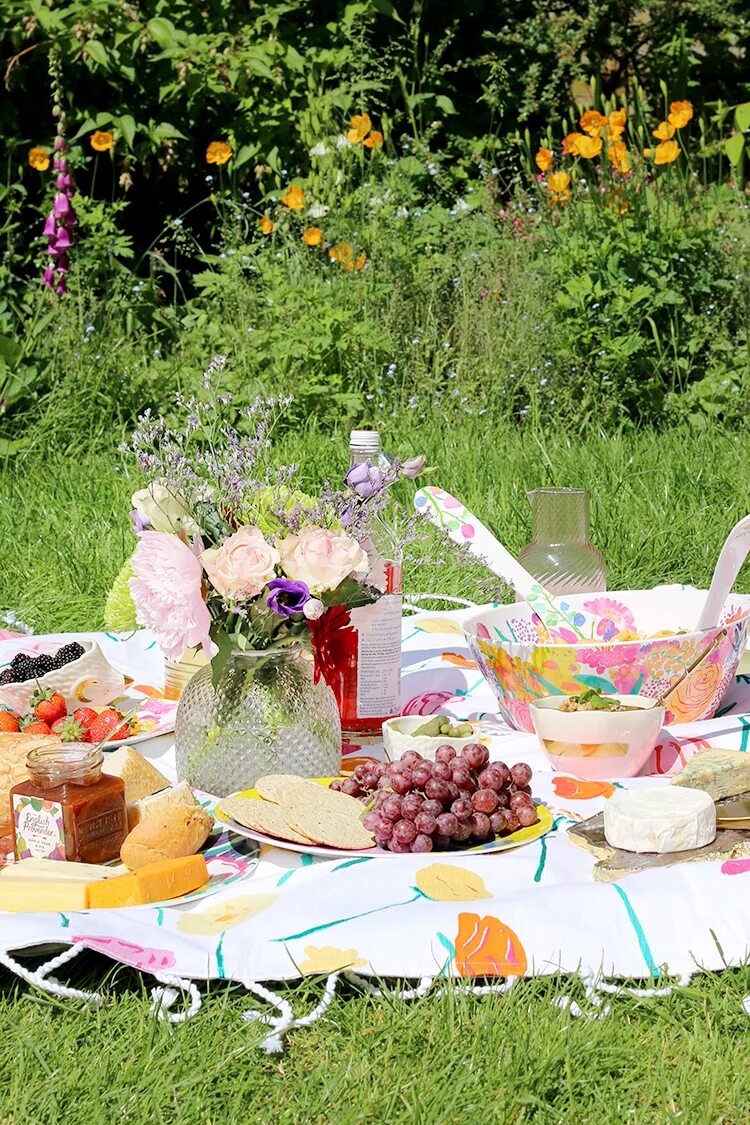Пикник цвет. Пикник с фруктами. Пикник в Суздале. Образы на летний пикник праздничный. Фруктовый пикник фотосессия.