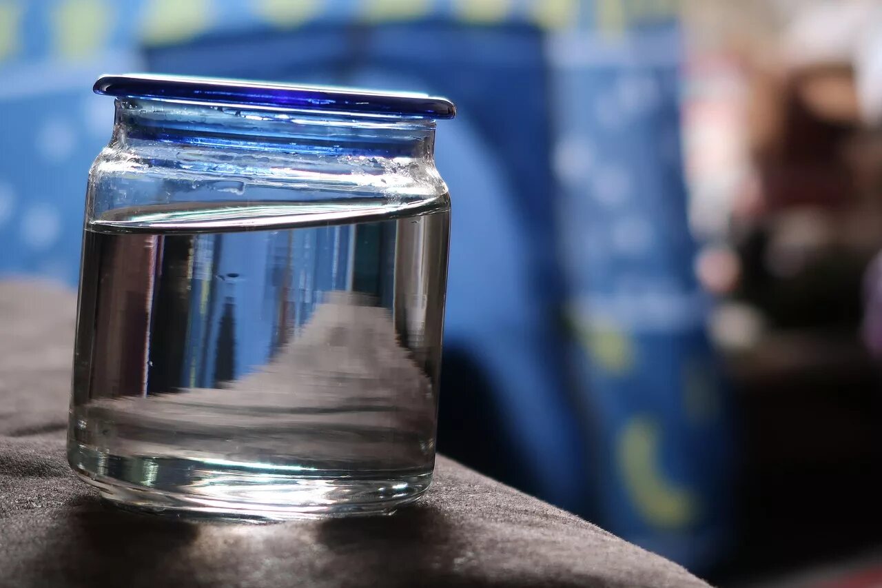 Водяная банка. Банка с водой. стеклянная банка с водой. баночка для воды. трехлитровые банки с водой.