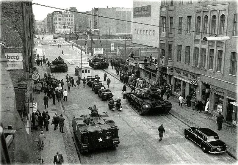 C берлинский кризис. Кпп чарли в берлине 1961. чекпойнт чарли 1961. берлинский кризис 1961 танки. чекпойнт чарли танковое противостояние.