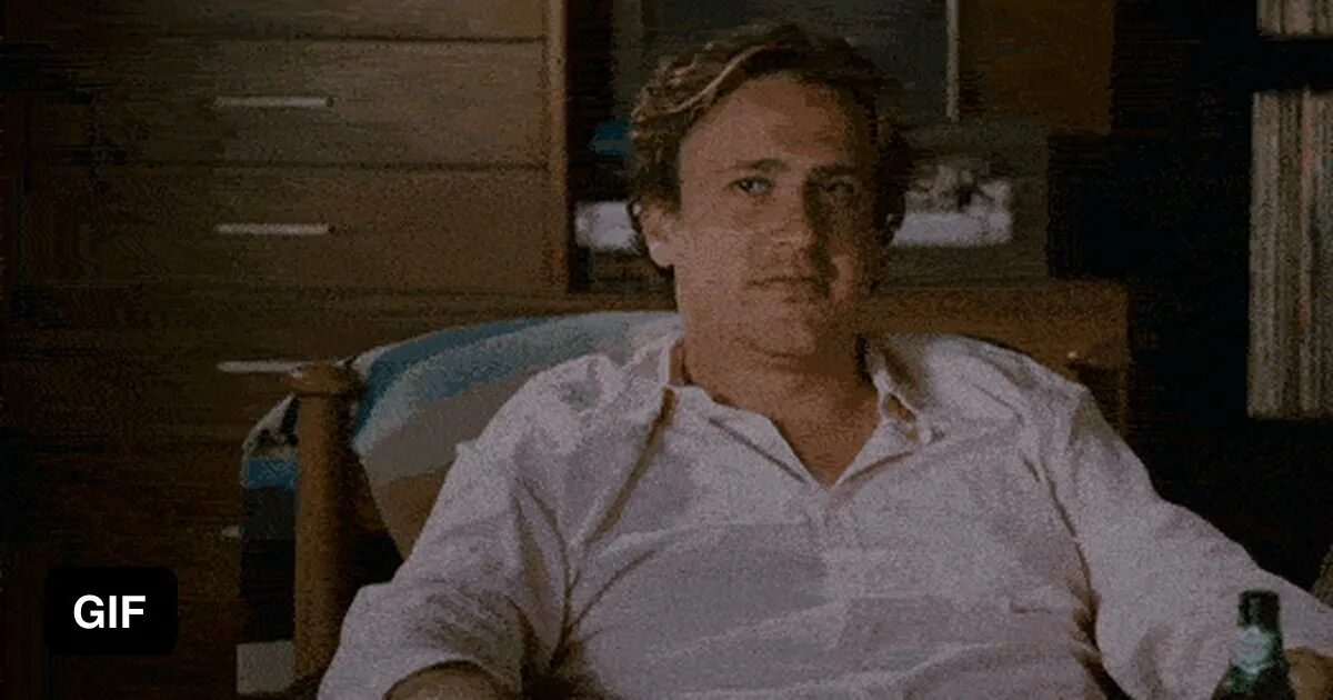 Радуется gif. Гиф довольный. Радость гиф. Тони сопрано смеется. Гифка довольное лицо.