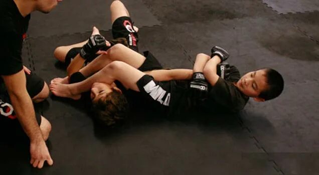 Тренировка бои без правил. Бои без правил дети. Тренировка детей по ММА. Смешанные единоборства подростки. ММА бои без правил дети.