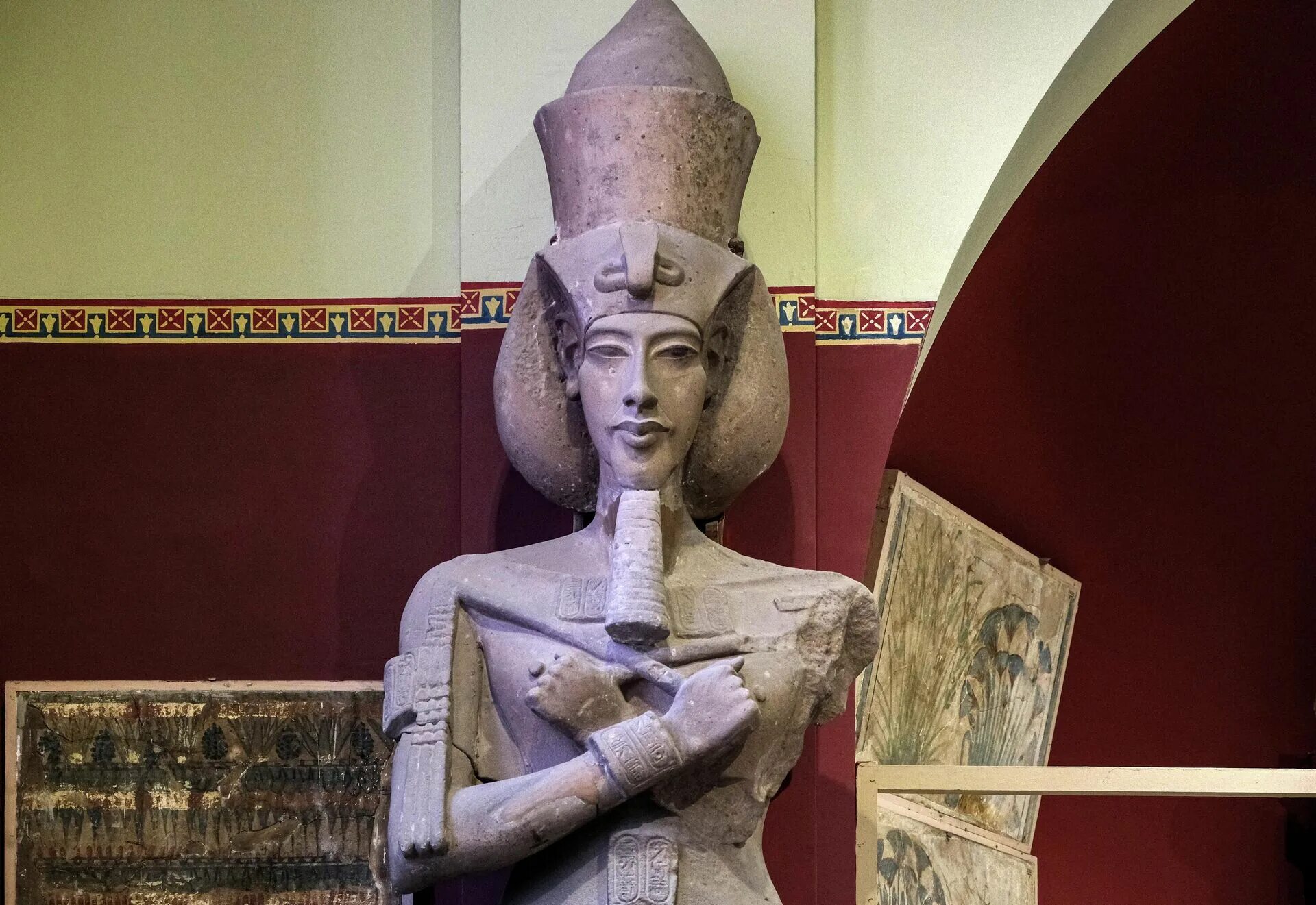Где правил фараон эхнатон. Эхнатон фараон Египта. Эхнатон фараон скульптура. Эхнатон и Нефертити бюст. Статуя Эхнатона в Каирском музее.