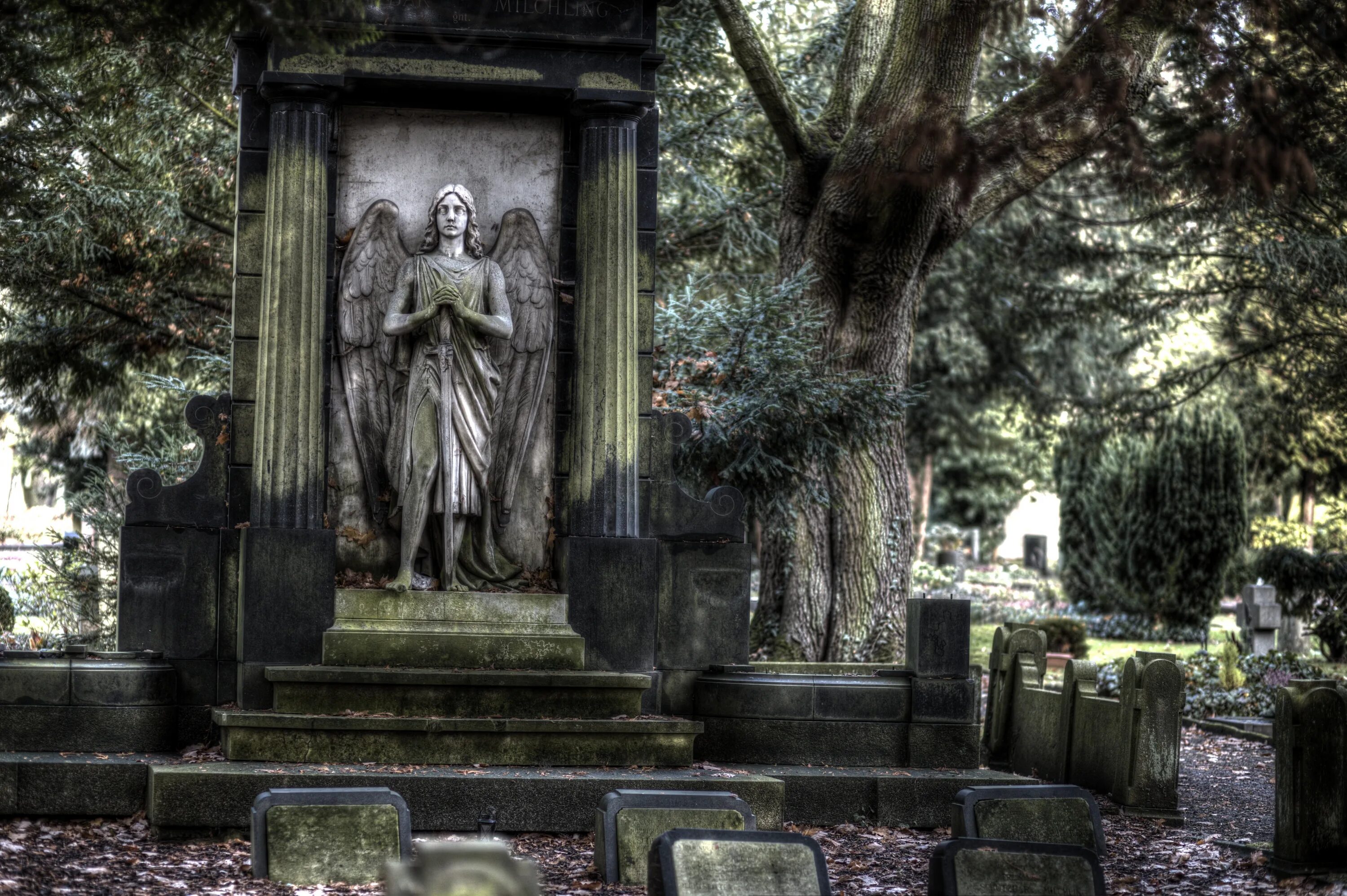 Кладбищенские статуи на кладбище Готика. Надгробная плита Готика. Статуя Святой Модесты Готика. Ангел статуя Готика. Могильные сады