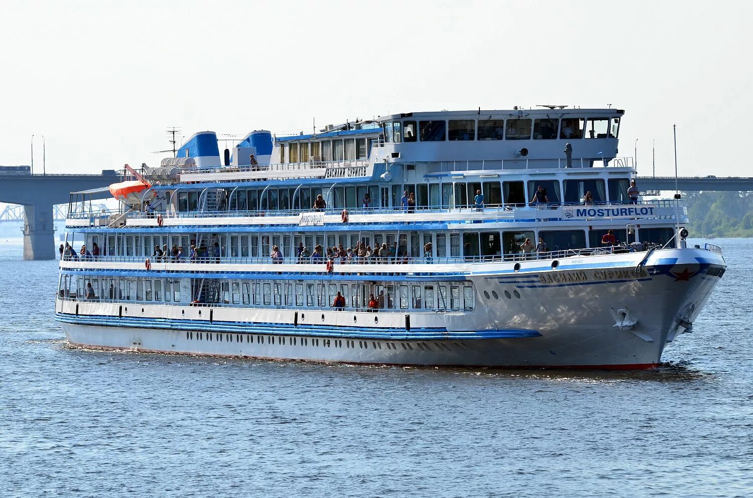 теплоходы речной вокзал гоголь. движение маломерных судов по судовому ходу. Knock nevis танкер. судно идущее вниз. сухогруз одесса порт.