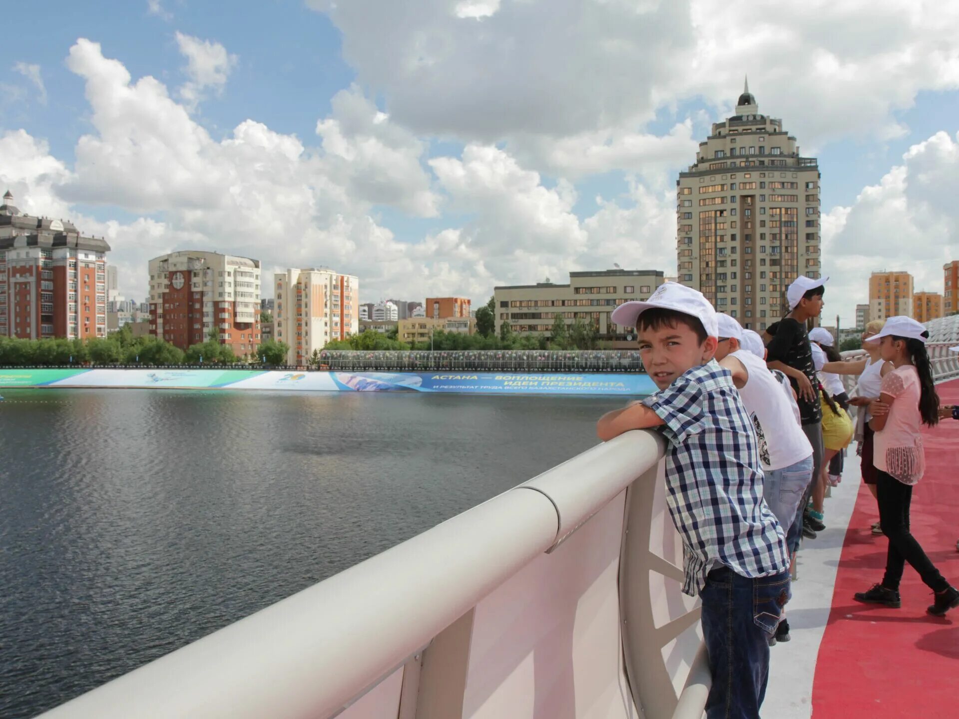 Астана жители. Астана люди. Туристы в Астане. Жители Астаны в городе.