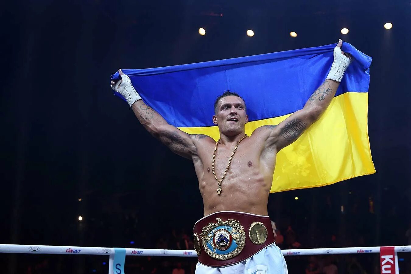 Усик фото. Боксер украины усик. Усик олимпийский чемпион. Боксер украины усик. Боксер украины усик.