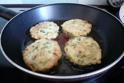 Оладьи с вареным яйцом и зеленым луком