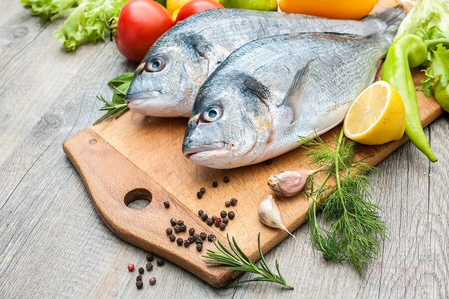 Ципура рыба. Дорадо с овощами. Реклама рыбного ресторана. Форель на мангале. Специи для рыбы.