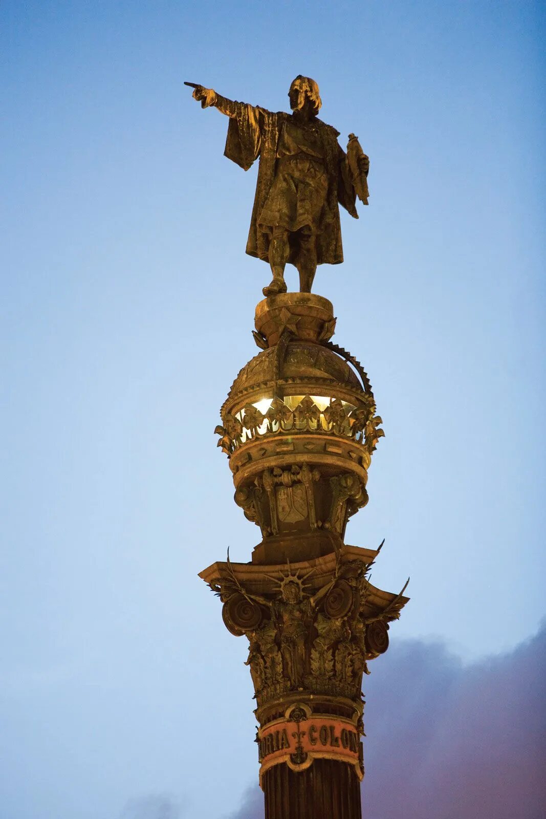 На какие средства был установлен памятник христофору. Памятник Христофору Колумбу. Статуя Христофора Колумба в Барселоне. Памятник Колумбу в Барселоне. Памятник Христофору Колумбу в Севилье.