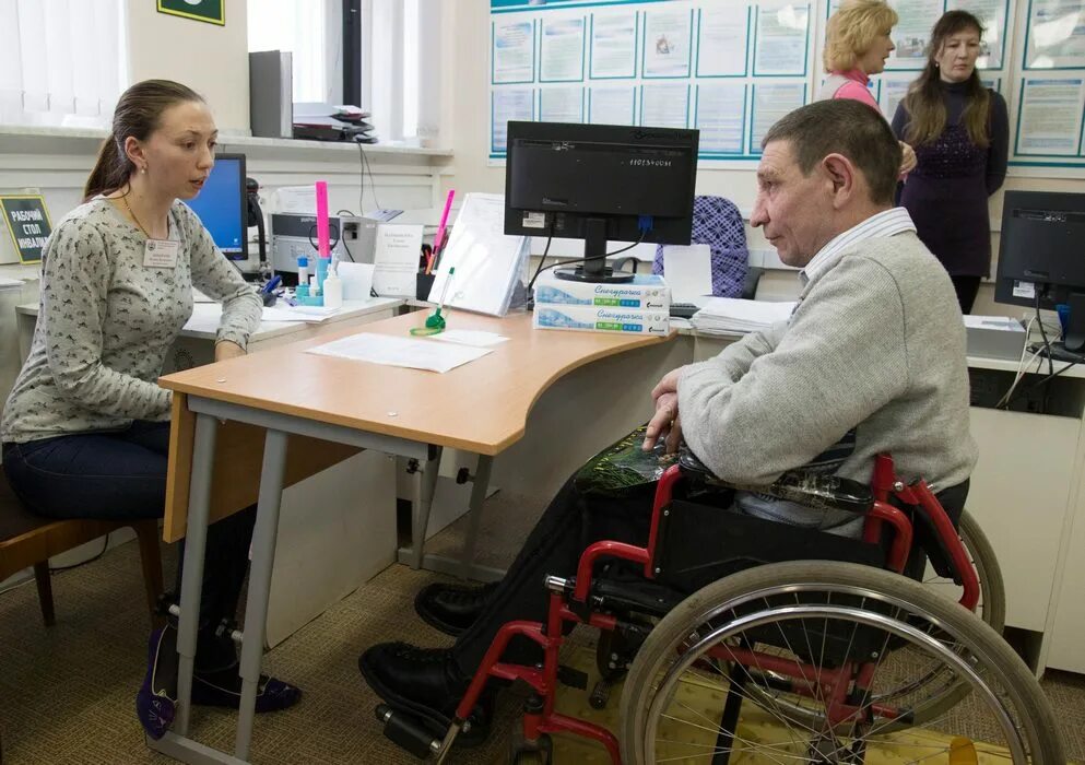 Какие инвалиды трудоспособные. Трудоустройство инвалидов. Центр занятости для инвалидов. Работник с инвалидностью. Граждане с инвалидностью.