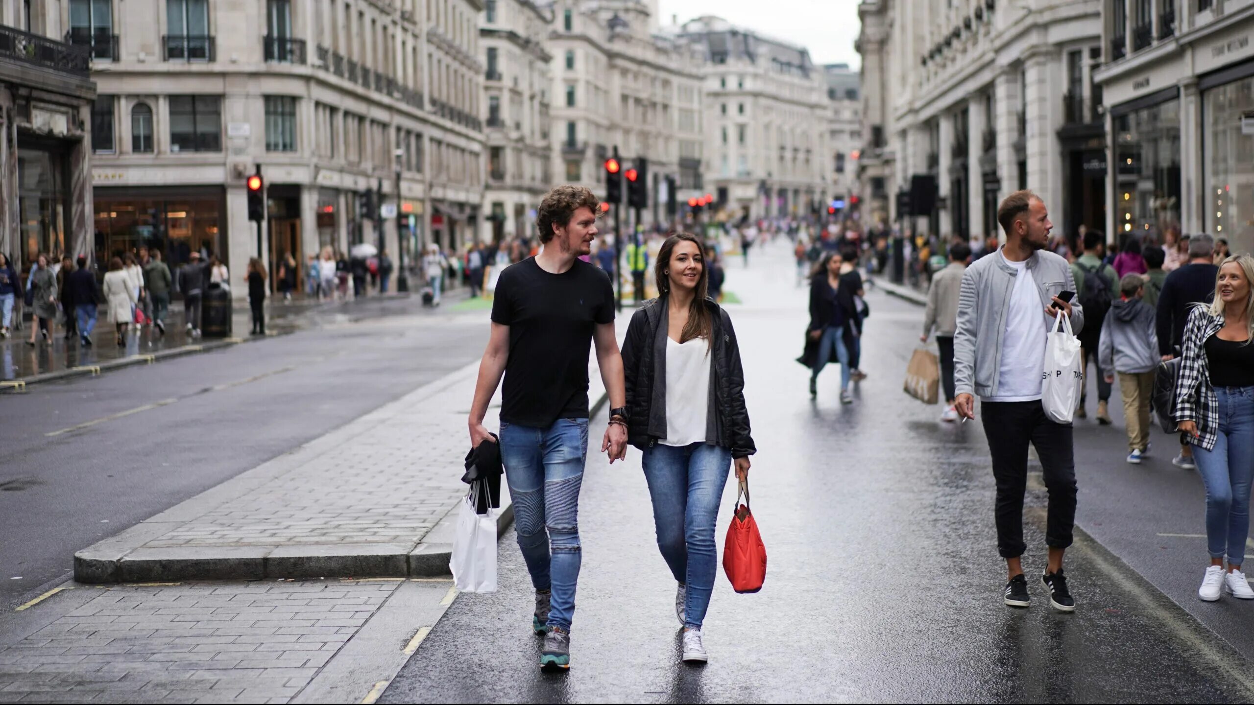 They in this street. Люди на улице. Улица в Париже. Люди на улицах Парижа. Стильные люди на улицах.