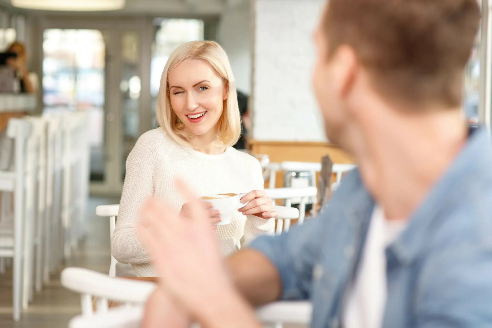 Flirting флирт. Flirting флирт. Flirting флирт. Девушка заигрывает. Мужчина в баре.