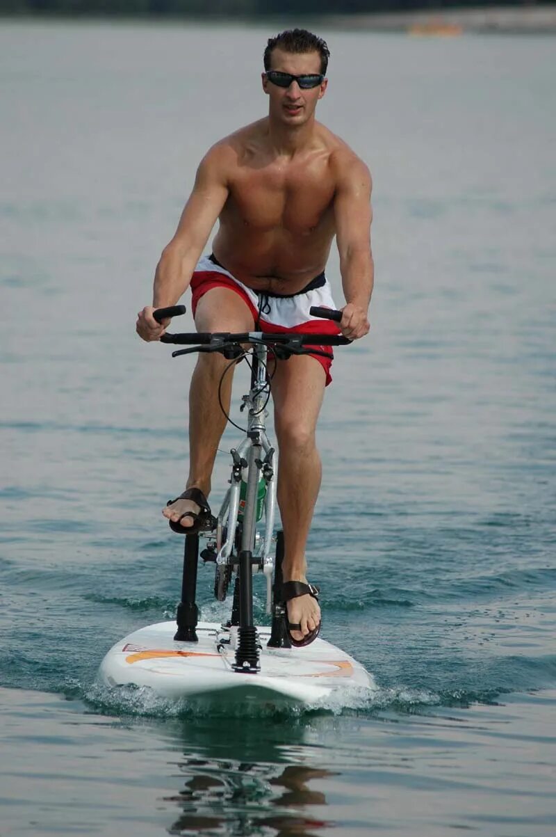 Water bike. Катамаран велосипед. Водный велосипед. Водный велосипед катамаран. Водный велосипед байк серф.